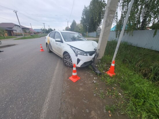 Пьяный таксист въехал в столб под Тюменью