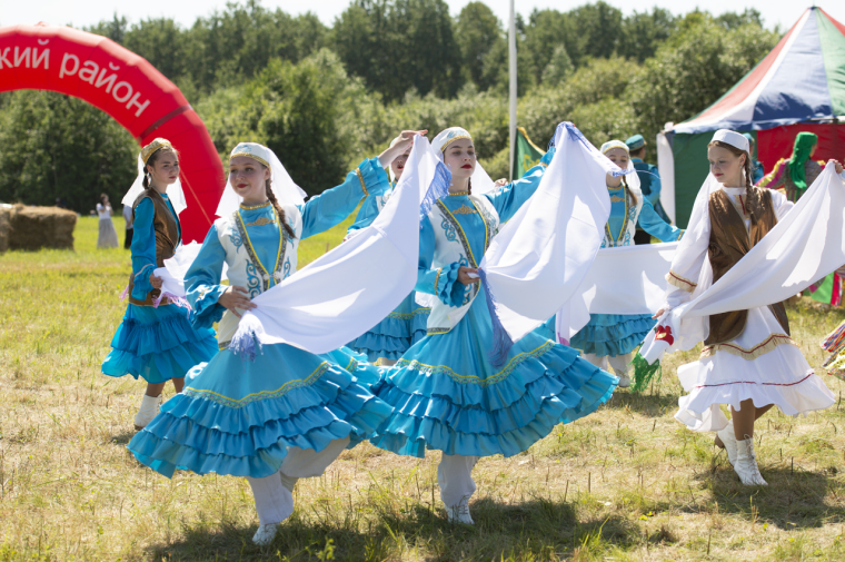 Народный татарский танец в исполнении девушек в национальных костюмах