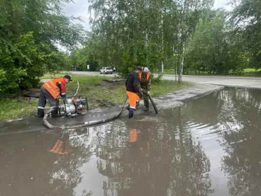Дороги и дворы Тюмени очищают от воды
