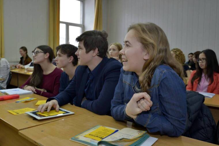 За самые интересные вопросы студенты получили книги | Фото Юрия Комолова