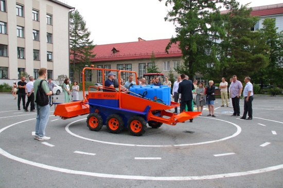 Тюменские конструкторы презентовали свою разработку – экотрактор «Ермак»