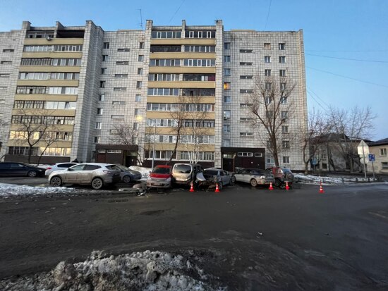 В Тюмени водитель BMW разбил девять автомобилей на улице Волгоградской 