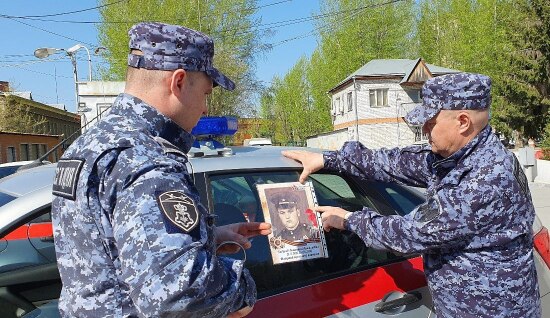 В Тюменской области автомобили Росгвардии выехали на патрулирование с портретами победителей