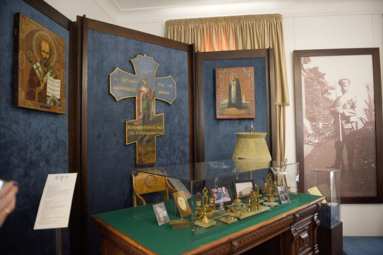 Один из главных экспонатов - рабочий стол Николая II