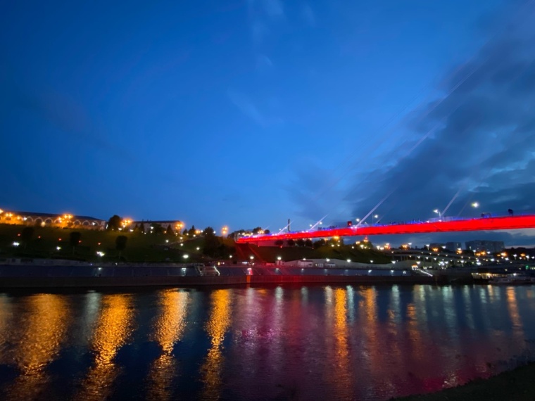 30 вечером 25. Мост влюбленных Тюмень. Тюменский мост влюбленных 2023. Тюмень светящиеся мосты. Набережная мост влюбленных.