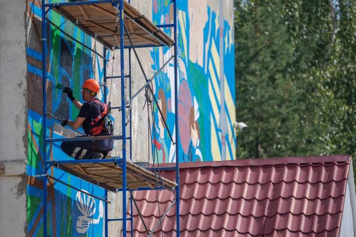 Волонтеры восстанавливают мурал в Мегионе