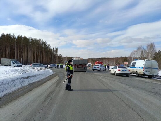 На трассе Екатеринбург – Тюмень в ДТП с грузовиком пострадали пятеро взрослых и двое детей