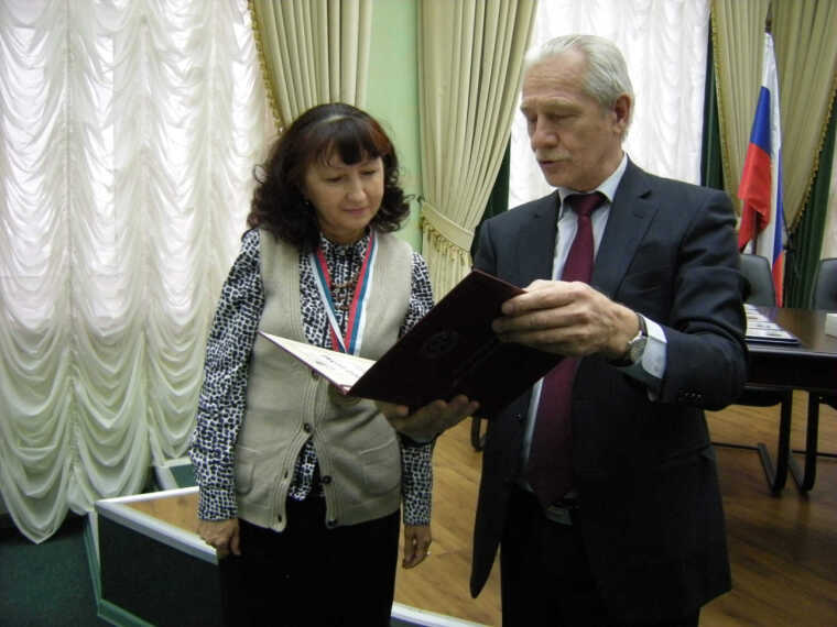 Анатолий Сушинских вручает награду «Судья года» Фании Григорьевой