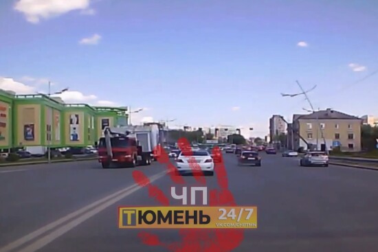Появилось видео момента ДТП в Тюмени на улице Мориса Тореза, где столб проткнул легковушку насквозь