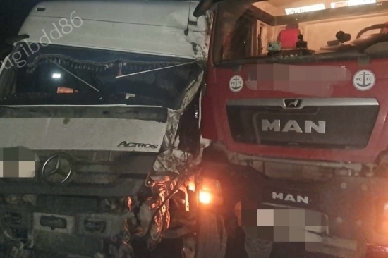 На трассе Тюмень – Ханты-Мансийск водитель Mercedes пострадал в ДТП с фурой 