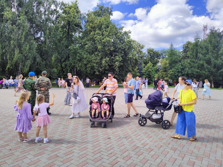 Поддержка многодетных в 2024 году последние. Многодетная семья. Многодетная семья Курской области. Большая многодетная семья. Многодетная семья 2021.
