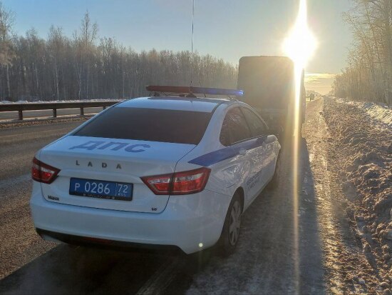 Автоинспекторы помогли замерзавшим водителям на трассе Тюмень – Омск