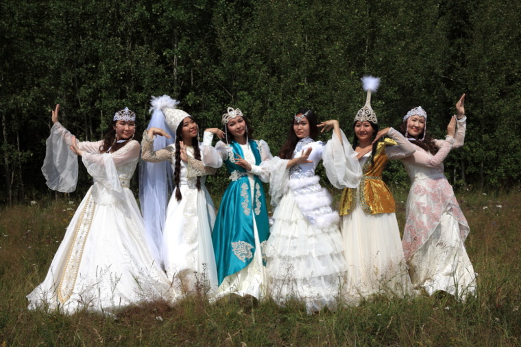 Казахские девушки славятся красотой, артистичностью и кулинарными талантами