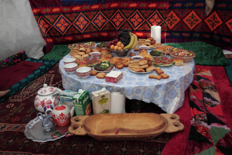 Богато накрытый дастархан — символ казахского гостеприимства