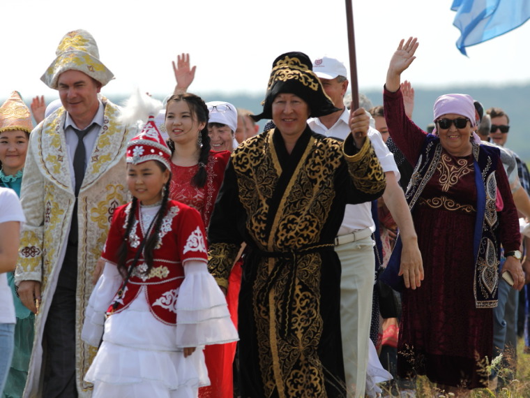 Казахские национальные наряды шьются из дорогой ткани и украшаются оригинальными узорами
