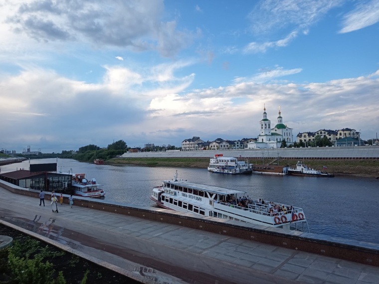 Тюмень 3 дня. Набережная Тюмень ночью. Тюмень вид с окна днём. Утро в Тюмени. Фото набережной в Тюмени летом ночью реальные.