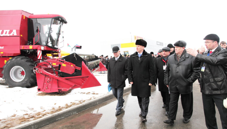 За чудо-трактором на выставку
