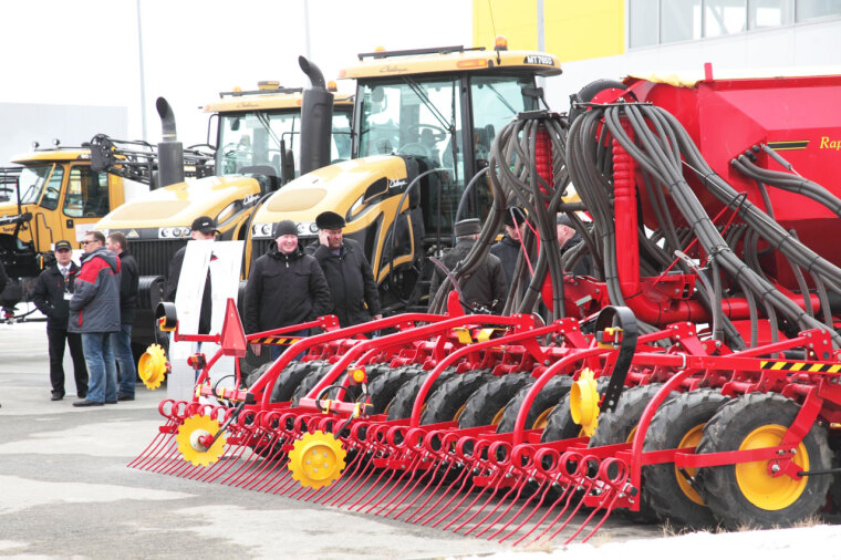 За чудо-трактором на выставку
