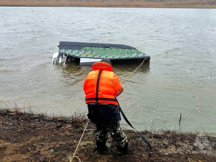 В Тюмени на реке Туре перевернулась лодка с людьми на борту