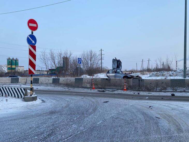 В Тюмени пьяный водитель на иномарке протаранил бетонное ограждение и погиб