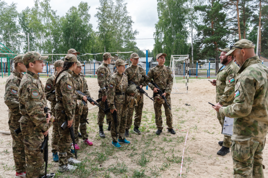 На окружном этапе игры «Зарница 2.0» участники состязаются по воинским специальностям