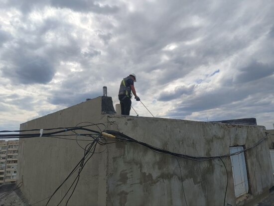 Тюменские специалисты капитально отремонтируют кровлю 18 многоэтажек в подшефном Краснодоне
