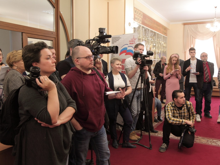 На открытии экспозиции собралось много журналистов