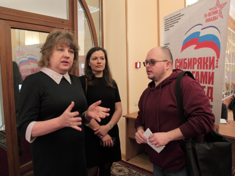 Специалист управления по обеспечению информационной политики облдумы Светлана Павлова рассказывает о выставке