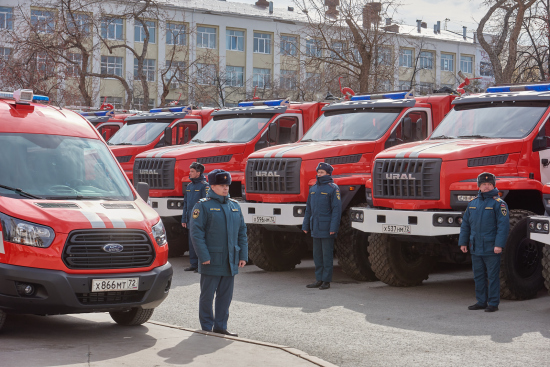 Глава МЧС Александр Куренков передал Тюменской области рекордное количество техники для тушения пожаров