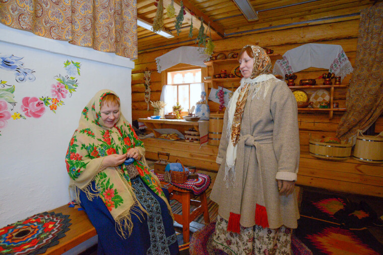 Мастерицы в ялуторовском остроге научат вязать, шить и делать игрушки. Фото Юрия Комолова.