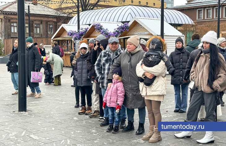 В Тюмени на улице Дзержинского открылась фотовыставка «Дом там, где семья»