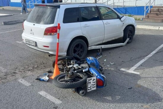 Легковушка сбила подростка на мотоцикле в Тобольске 