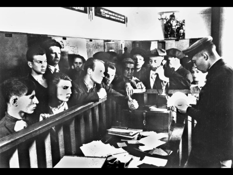 «Есть у войны печальный день начальный»