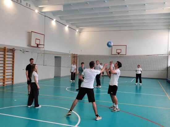 Тюменские специалисты отремонтировали спортивный зал школы в Краснодоне