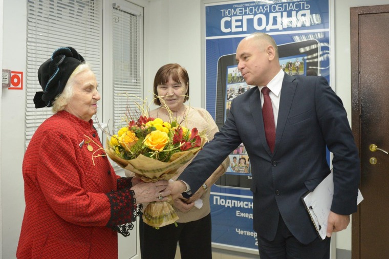 Директор-главный редактор «Тюменской области сегодня» вручил Лидии Суриной цветы.