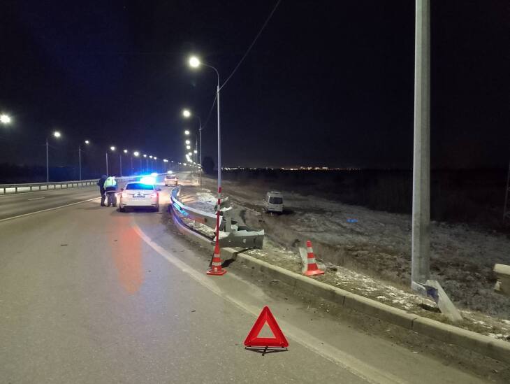 Под Тюменью автобус с детьми съехал с дороги и ударился в металлическое ограждение