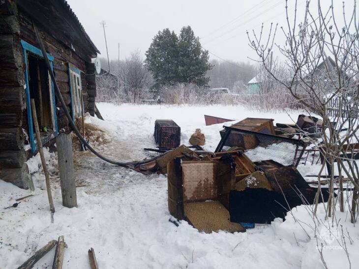 В тюменском селе пожарные тушили дом и нашли тело мужчины