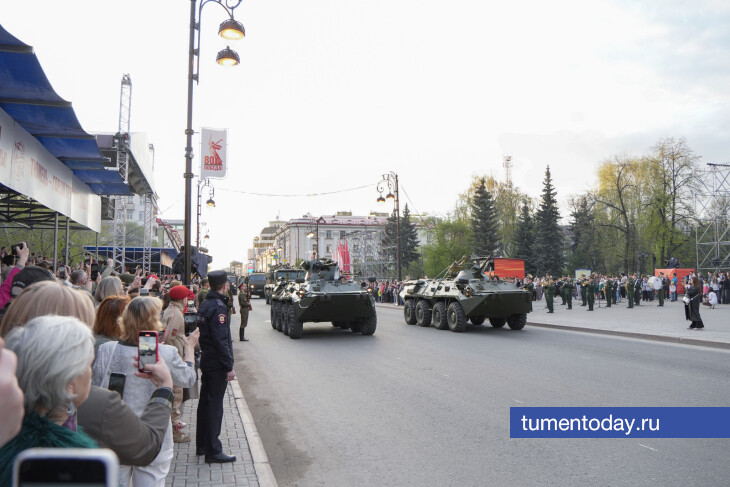 В центре Тюмени провели генеральную репетицию парада Победы