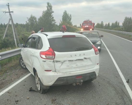 На трассе Ялуторовск – Ярково автомобиль врезался в металлическое ограждение