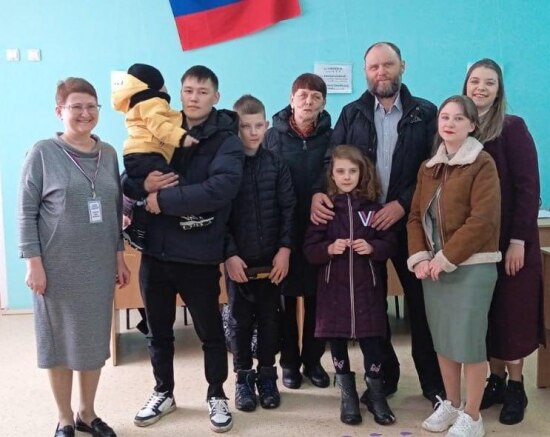 В Тюменской области на выборы президента РФ приходят сразу всей семьей