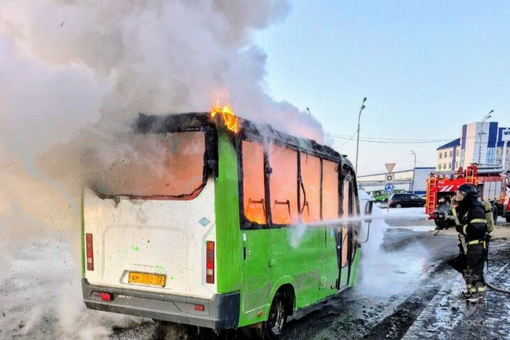 В Тюмени полностью сгорела маршрутка