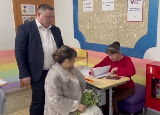 В Тобольске жених и невеста приняли участие в голосовании на выборах президента РФ
