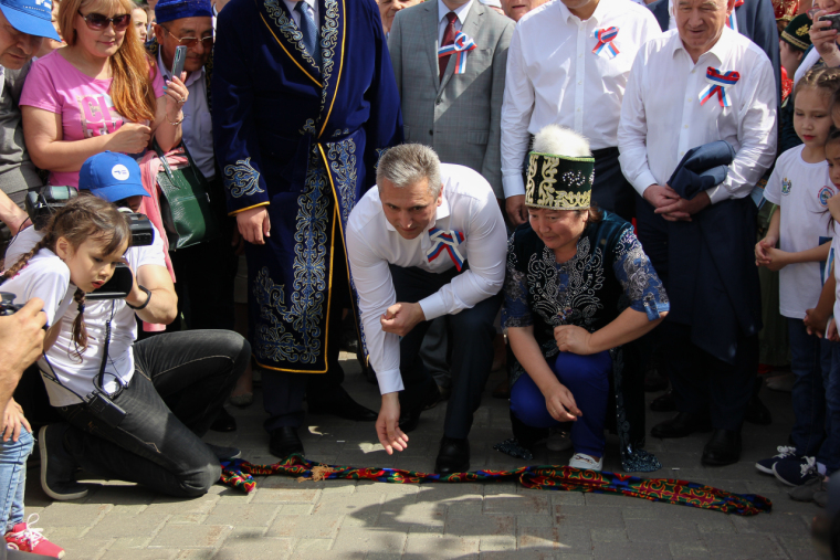 Александр Моор осваивает традиционную казахскую игру в кости "Ашик"