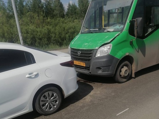 В ДТП с маршруткой на трассе Екатеринбург – Тюмень пострадал один человек