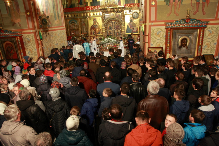В Софийско-Успенский кафедральный собор пришло много людей.