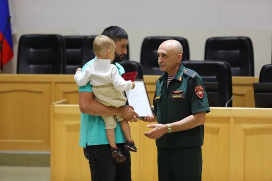 Родным погибших на СВО тюменцев вручили ордена Мужества