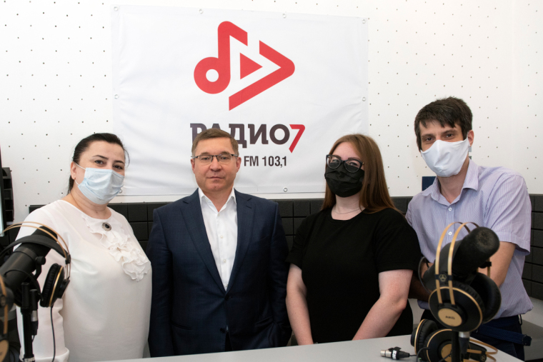 Студию главной областной радиостанции "Радио-7", которой в этом году исполняется 25 лет, Владимир Якушев не мог не посетить