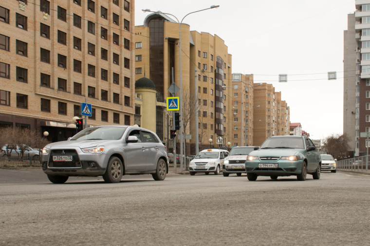 Школьник не заметил авто, когда перебегал дорогу по пешеходному переходу  || Фото Юрия Комолова