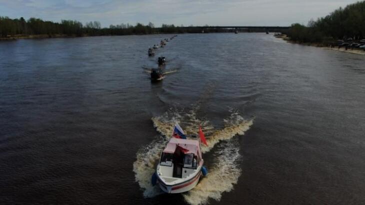 В тюменском селе впервые провели «Бессмертный полк» на воде