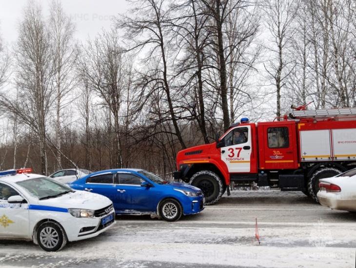 В Тобольске автомобиль после столкновения с кроссовером вылетел с дороги